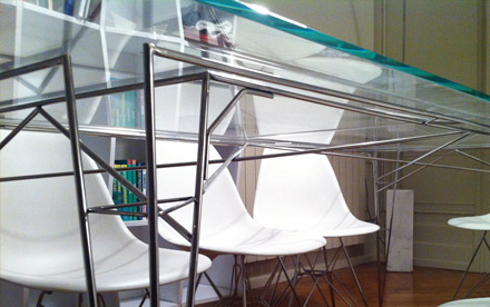 Création et conception table inox poli, verre laquée blanc design