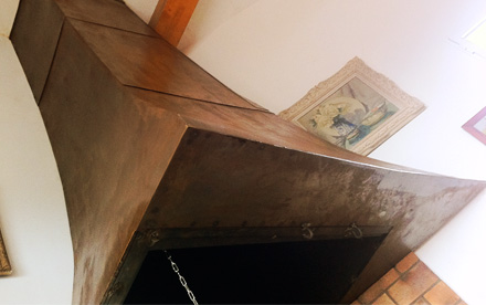 Habillage Métal Cheminée - fer martelé rouillé patiné - création sur mesure et personnalisée